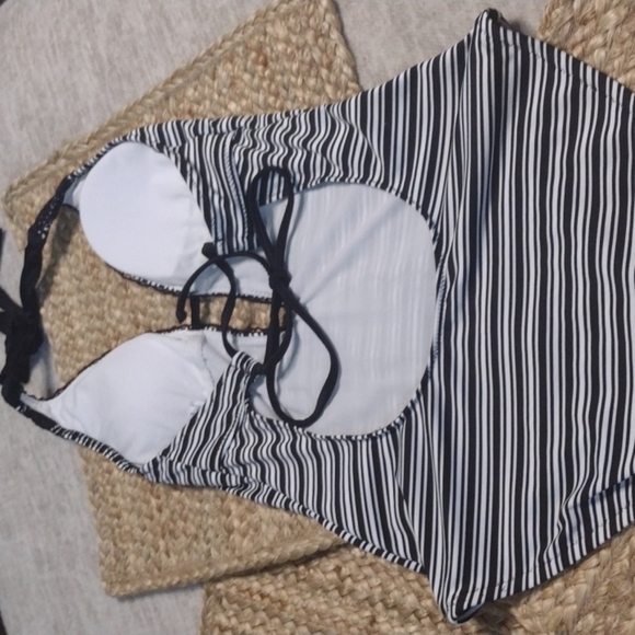 MOSSIMO one piece - Picture 3 of 4